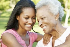 Amada persona que pasa tiempo con la soledad en personas mayores.