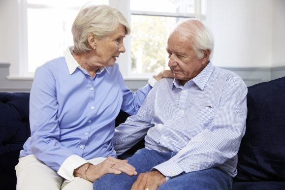 Comportamiento-difícil-del-anciano-al-tratar-con-personas-amadas-ancianas-resistencia-al-cuidado