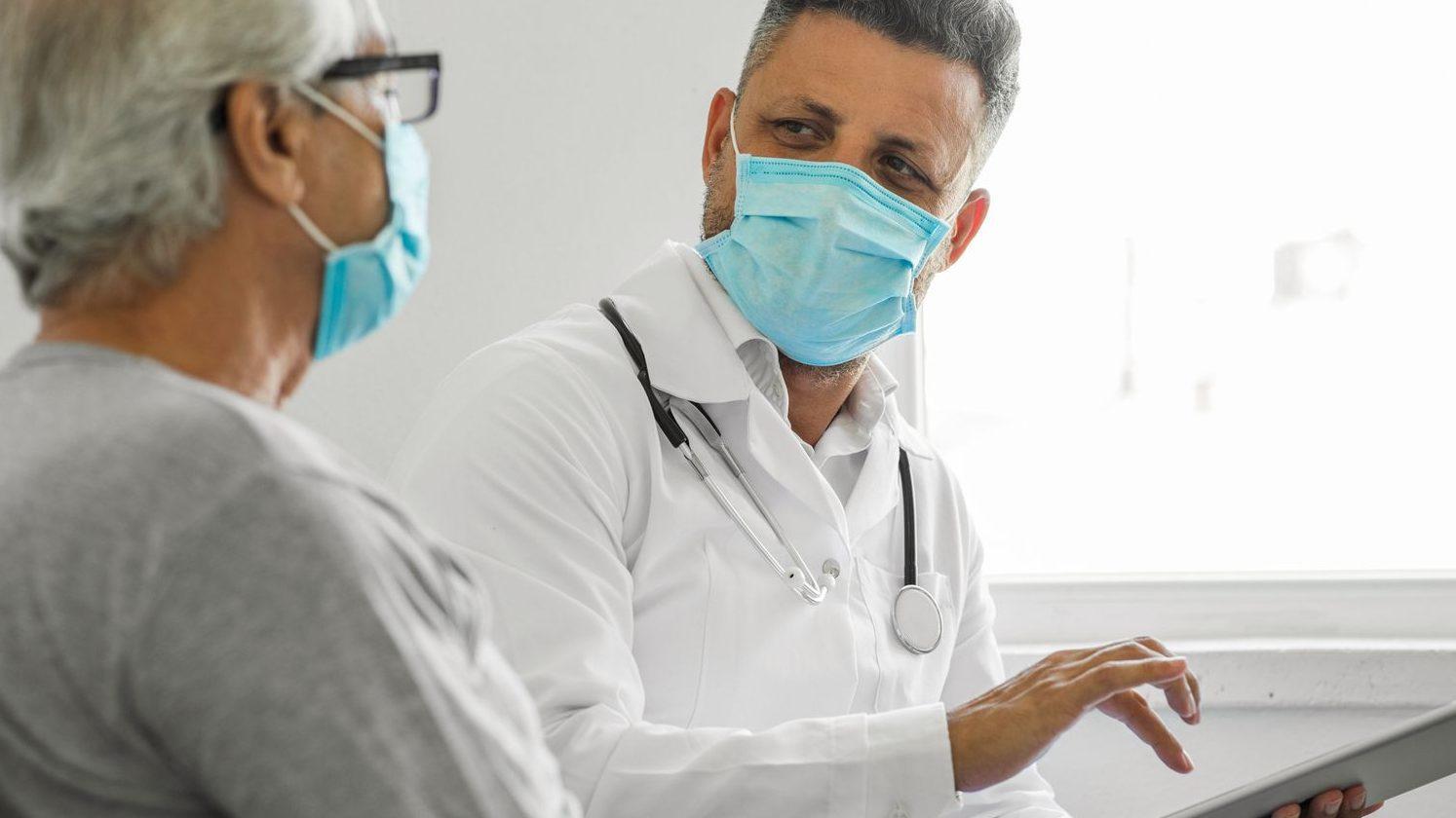 Descubre cómo los adultos mayores pueden aprender a nadar sin esfuerzo
