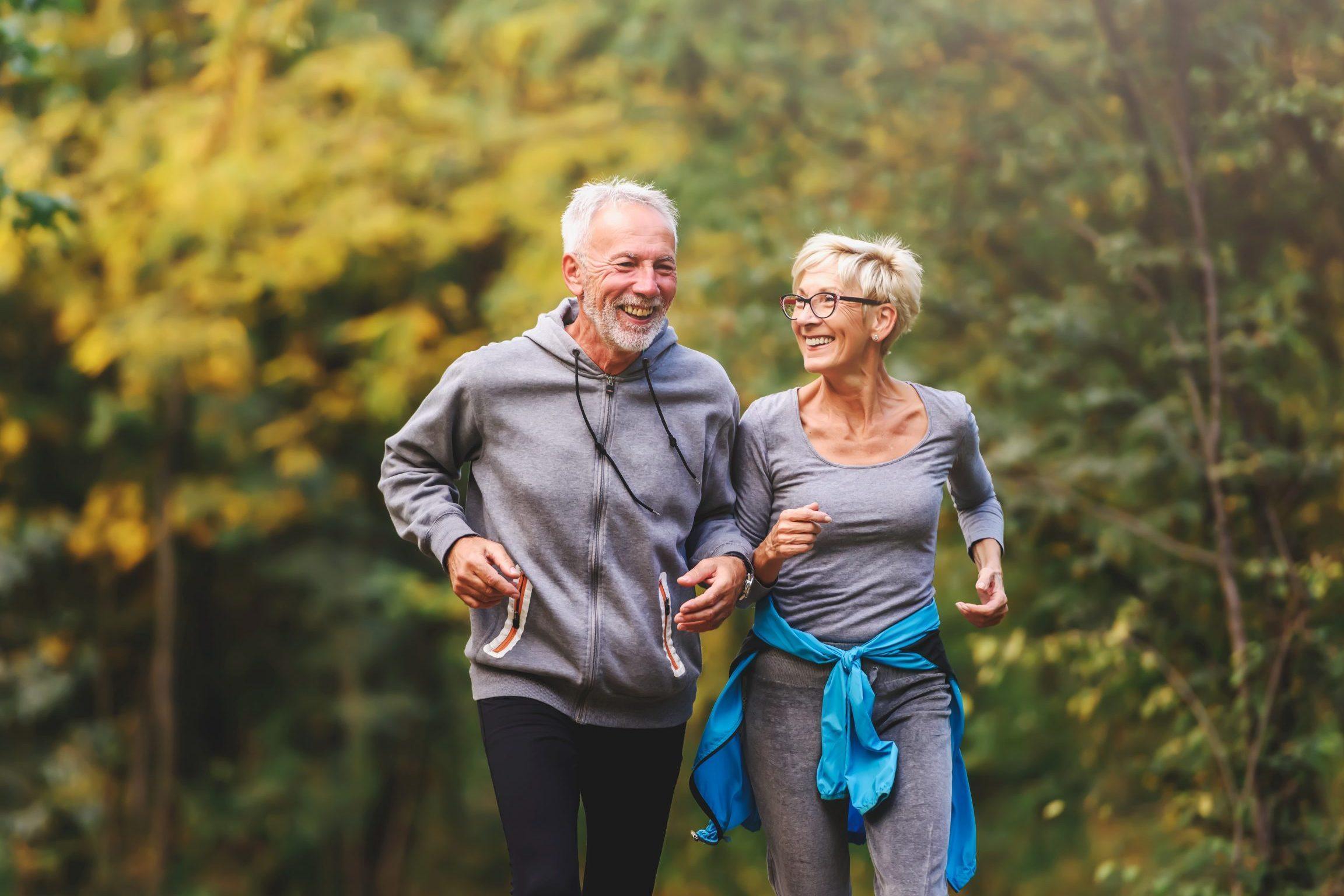 Ropa de alojamiento para adultos mayores con artritis