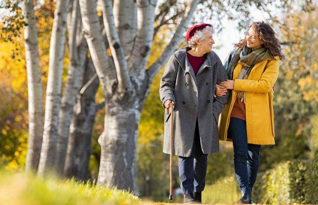 ¿Te gustaría sentirte estable sobre tus pies todos los días?  Descubre estos 3 consejos para caminar bien