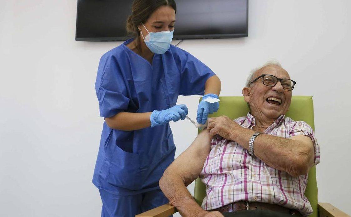 ¿Por qué debería vacunarse contra la gripe un adulto mayor?